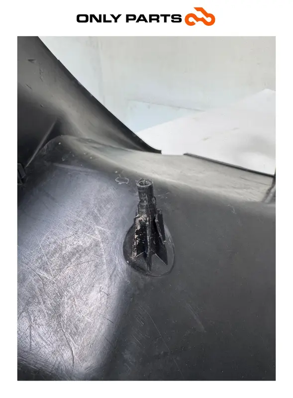 Complete inner leg shield fairing Piaggio MP3 250 2009 (see defect on clips) — 4