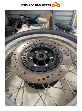 Cerchio posteriore Moto Guzzi V7 III Special 750cc 2019 Azzurro de segunda mano — foto real 11