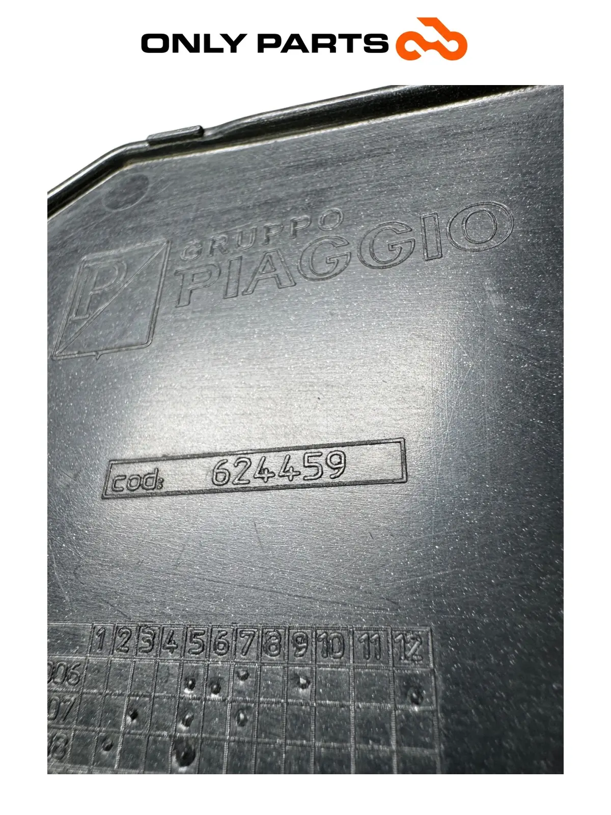 Pokrywa skrzynki bezpieczników prawa Piaggio MP3 250 2009 Piaggio MP3 250cc 2009 Grigio używana — prawdziwe zdjęcie 8