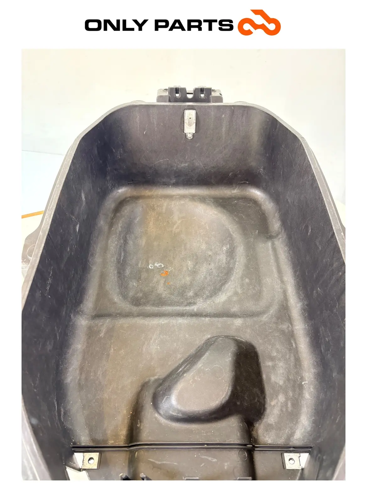 Used Under-seat helmet storage box Aprilia Scarabeo 300 2010 Aprilia Scarabeo 300cc 2010 Bianco — real photo 7